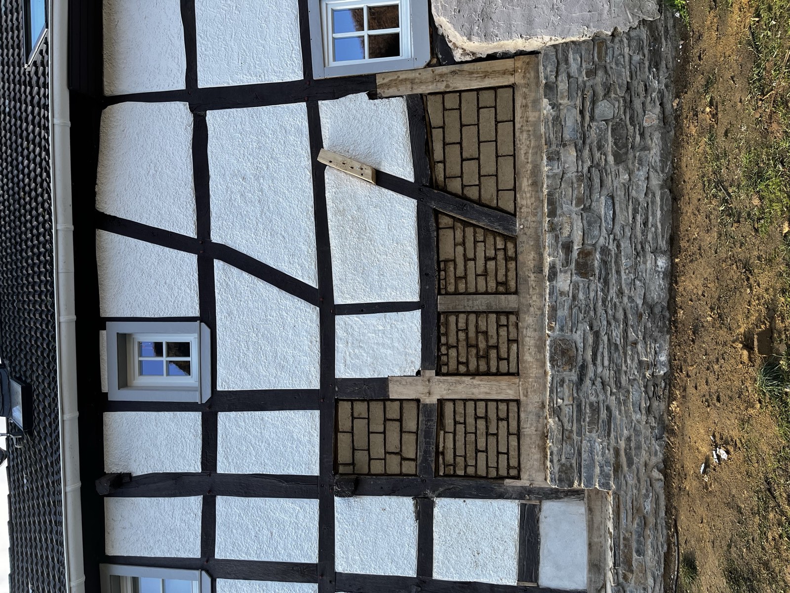 Saniertes Fachwerkhaus im Ahrtal von außen, weiße Putzfassade, Sprossenfenster