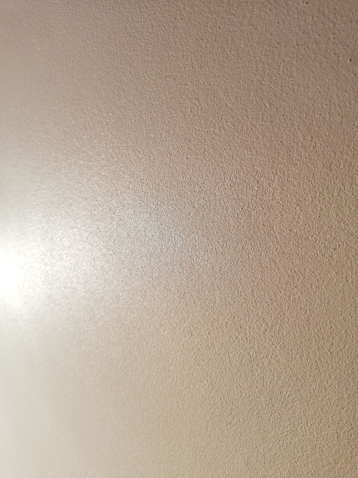 Glatter Kalkputz mit Perlglanzoberfläche, heller Cremeton, diffuse Lichtreflexion