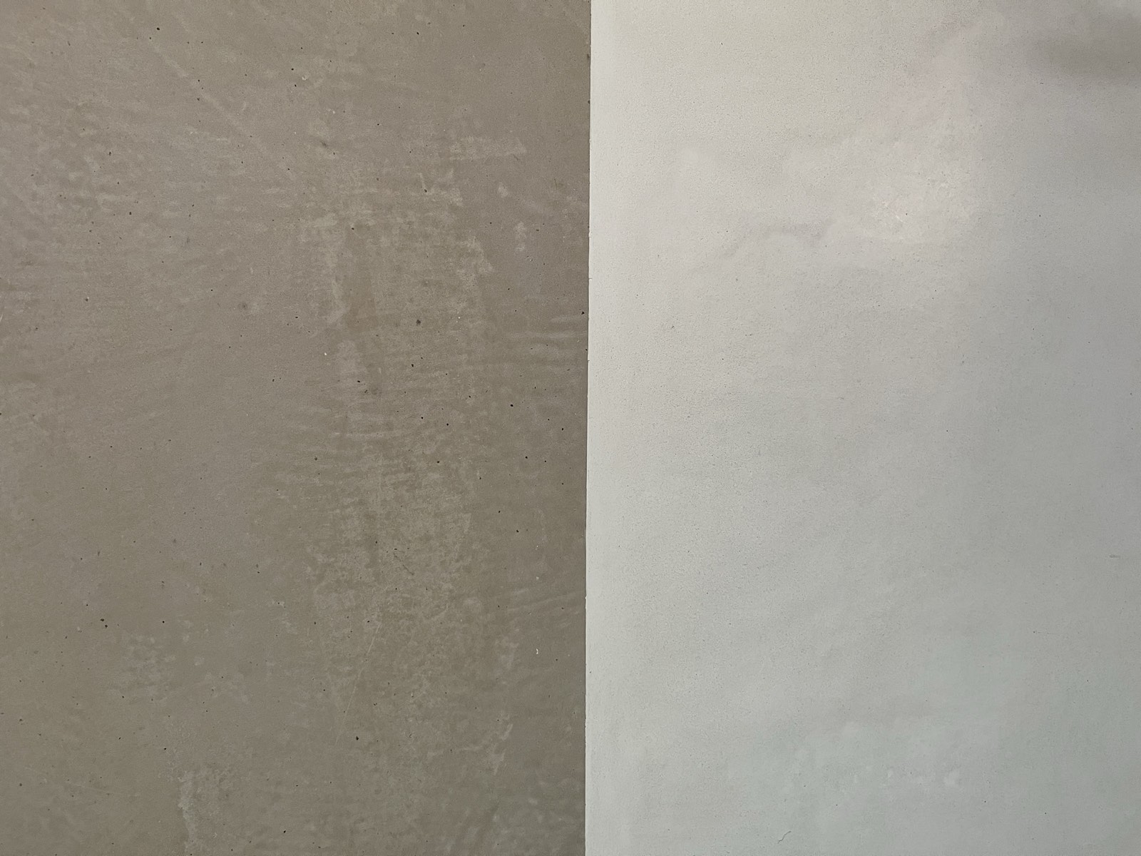 Zwei Kalkputzproben im Vergleich: warmes Beige links, helles Grau rechts