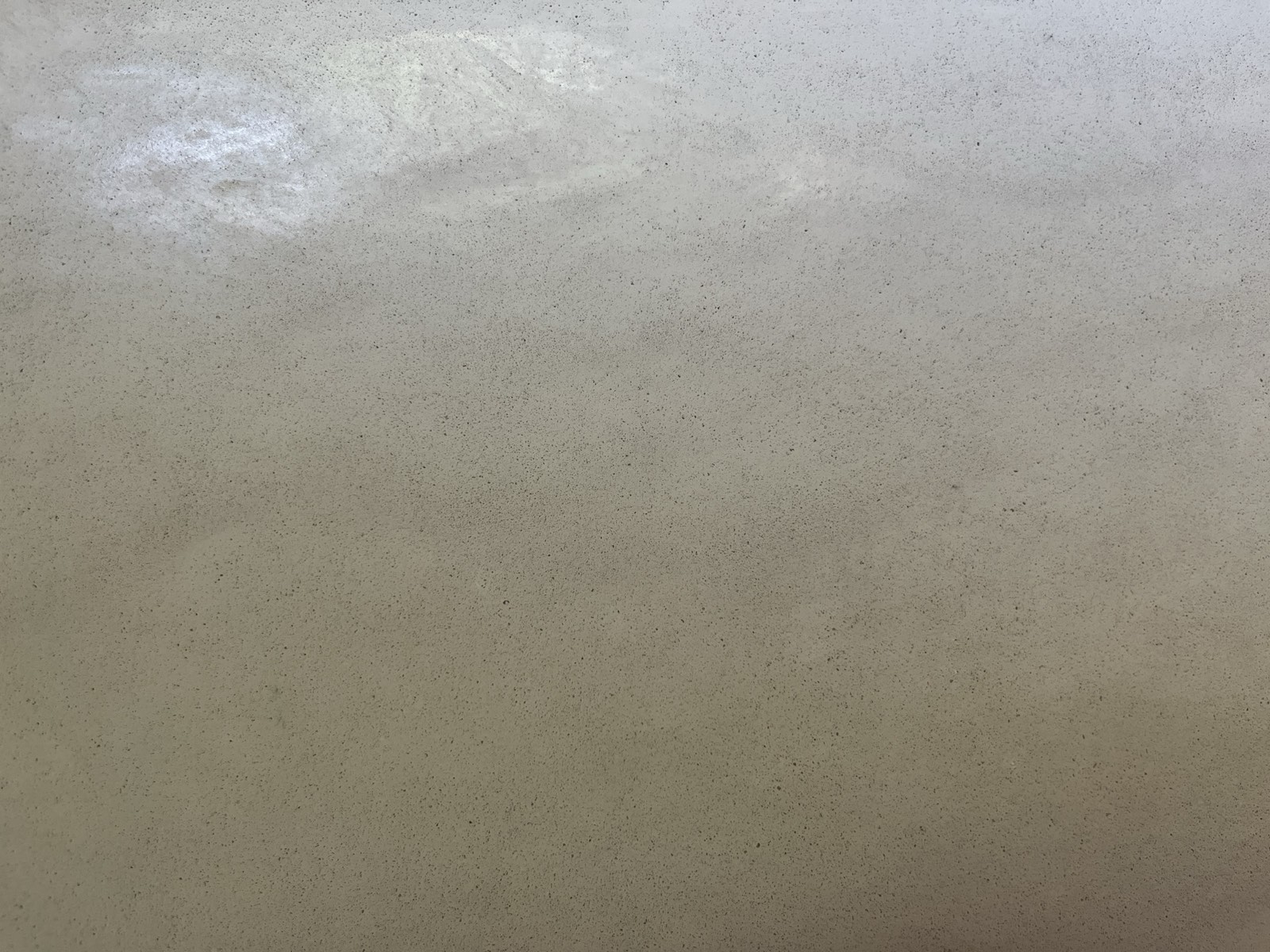 Kalkputz-Oberfläche mit Perlglanz, cremig-sandfarben, feiner Stucco lustro Auftrag