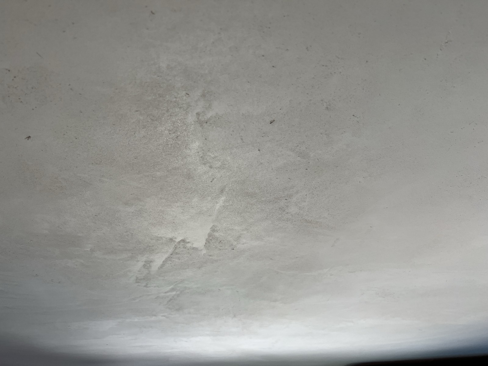 Kalkputzdecke mit leichtem Riss, weißlich-grau, Rundung im Eckenbereich