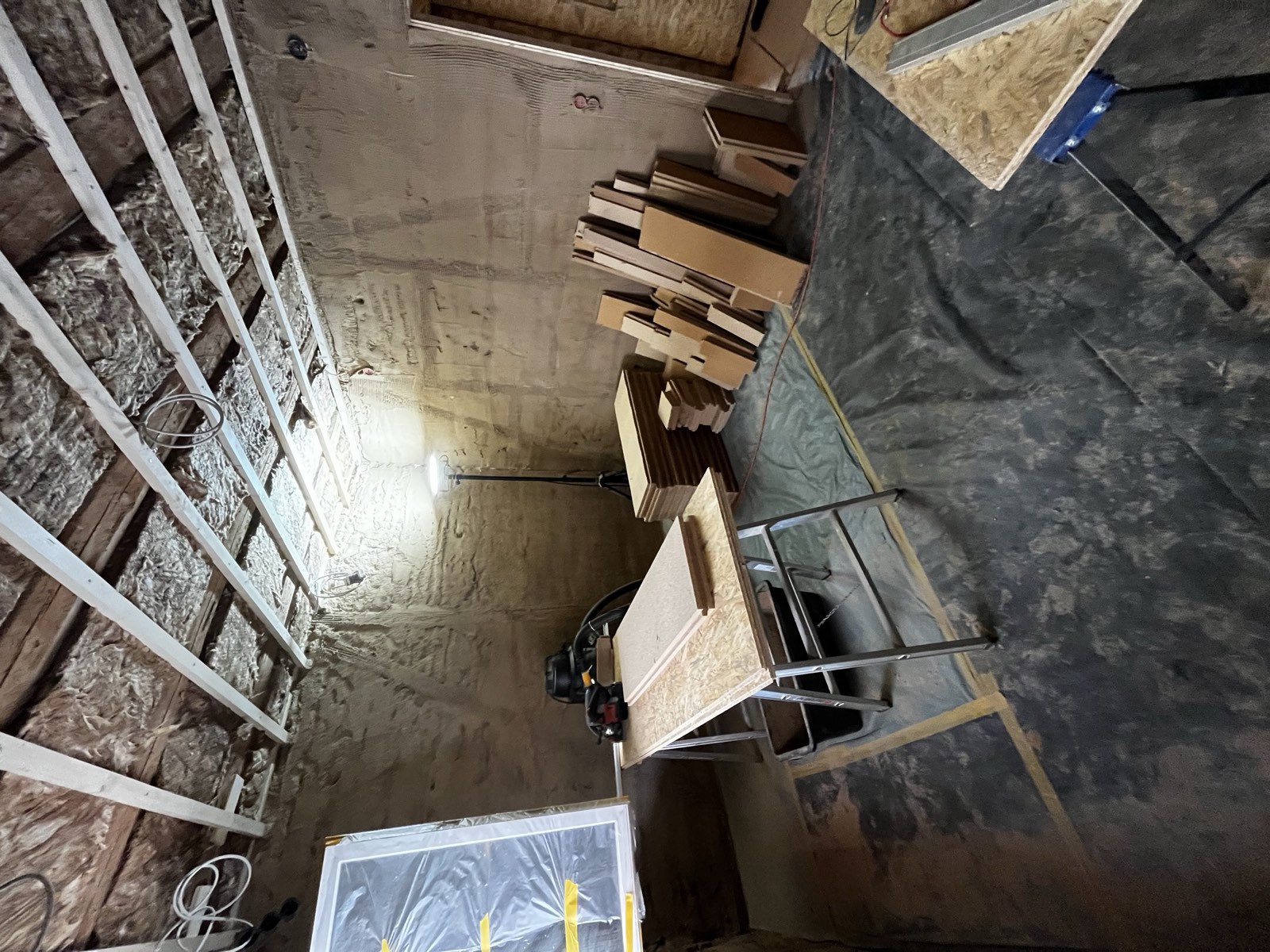 Außenbereich Fachwerkhaus Kassel: Sandsäcke und Mischmaschine, Materialanlieferung