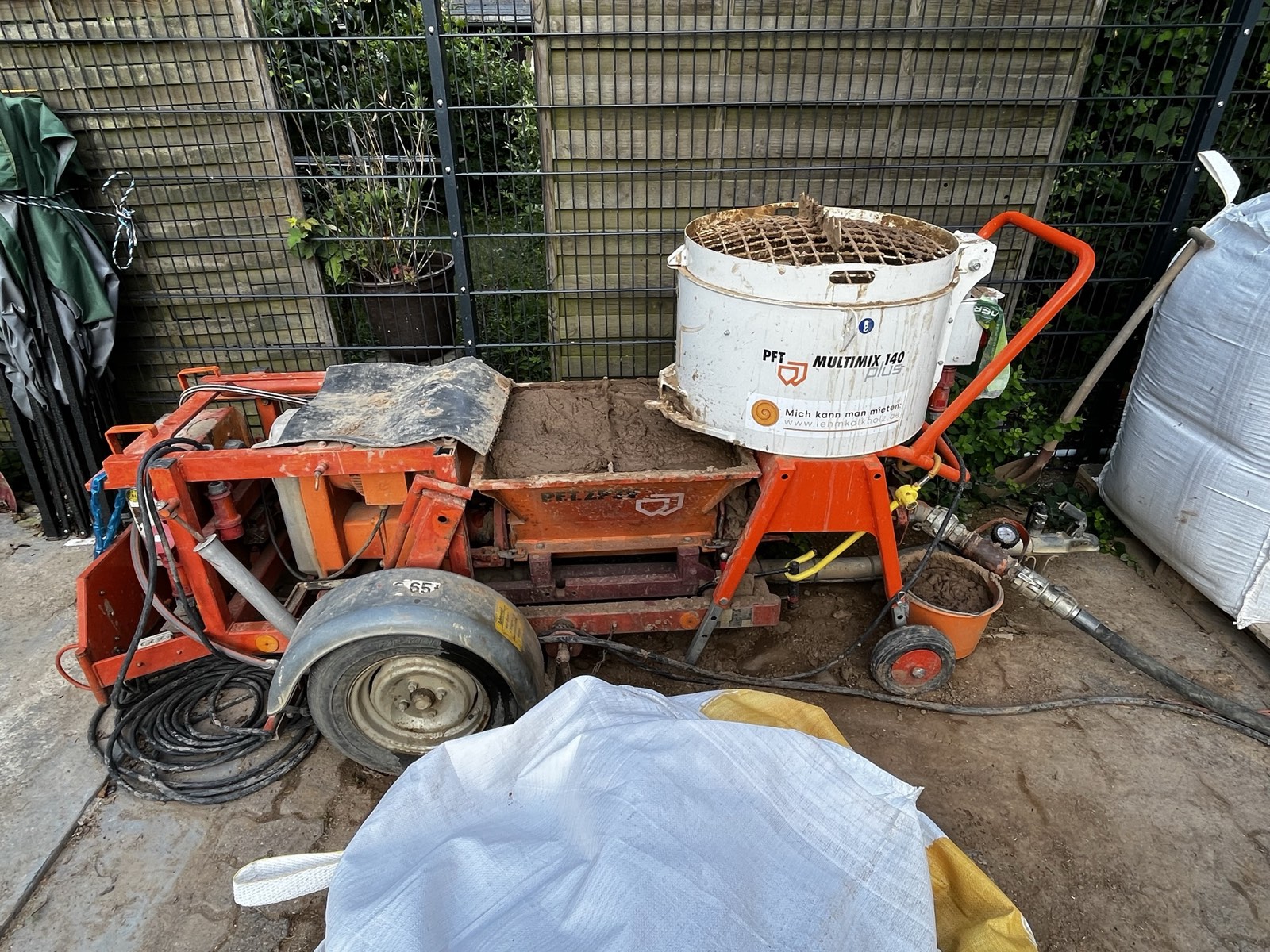 Außenbereich Baustelle Fachwerkhaus: Materialzelte und Säcke für Putzarbeiten