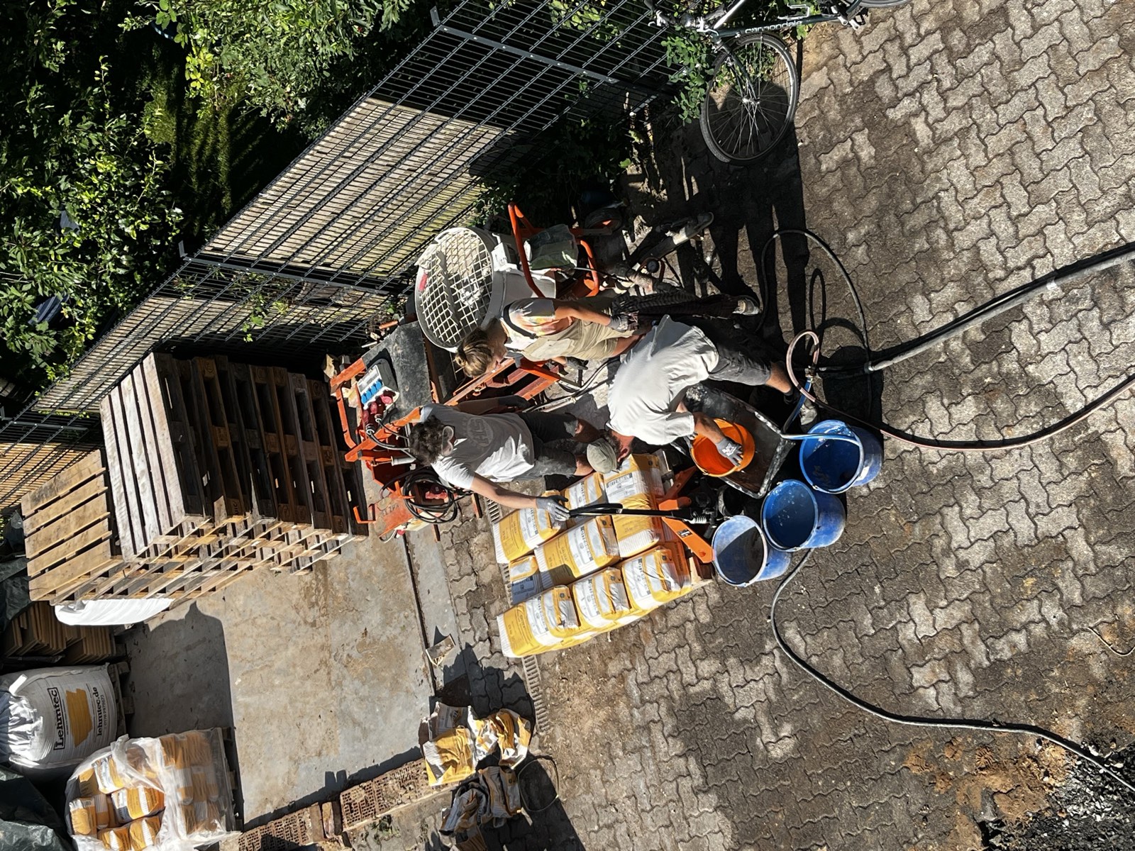 Sanierungsbaustelle Fachwerkhaus Kassel: Außenansicht mit Nachbargebäuden