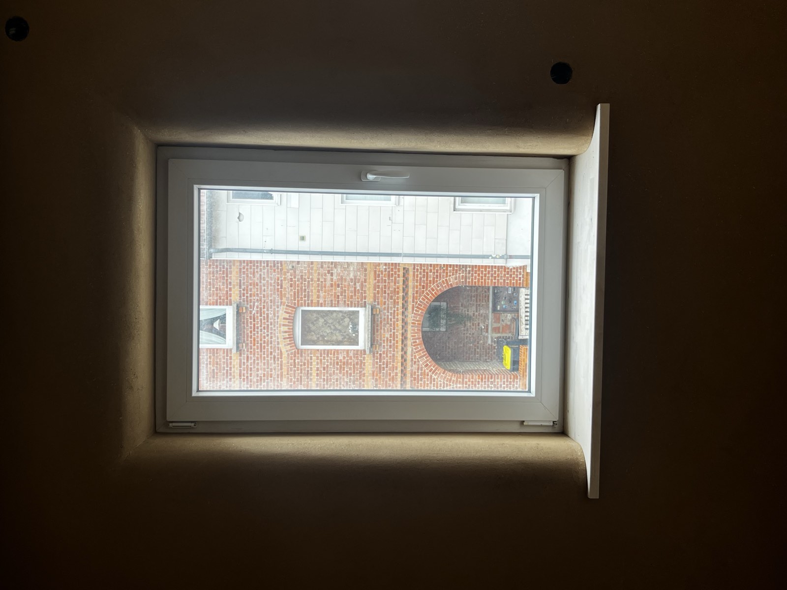 Lehmputz-Treppenhausdecke mit eingebautem Lichtschacht, warmer Erdton, Sanierung
