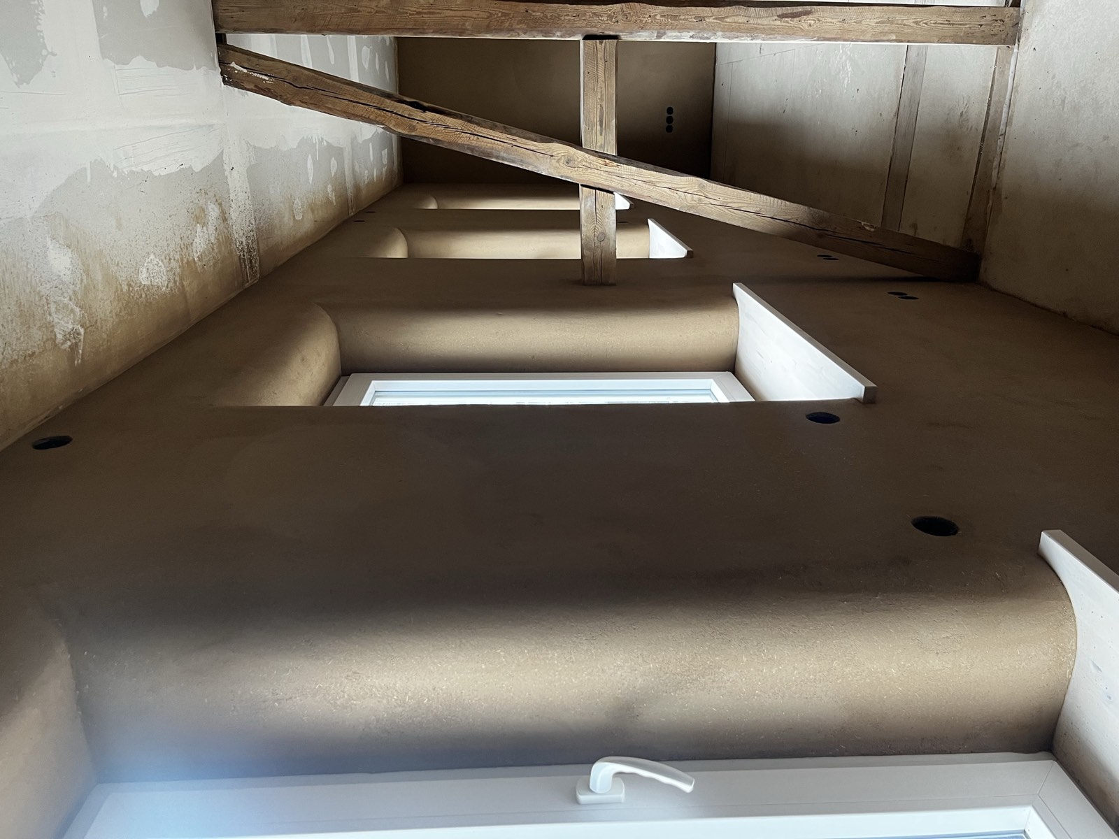 Lehmputzdecke mit eingelassenem Fenster und Holzbalken, Detailansicht Treppenauge