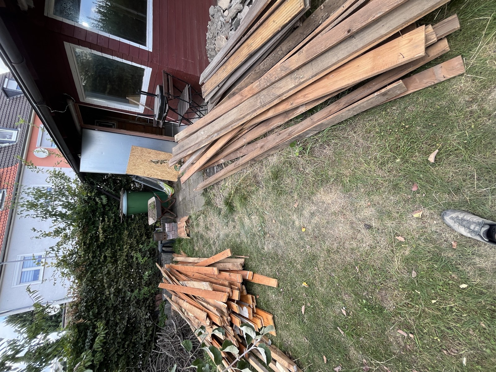 Gartenhaus-Außenwand freigelegt: altes Ständerwerk und Dachkonstruktion sichtbar