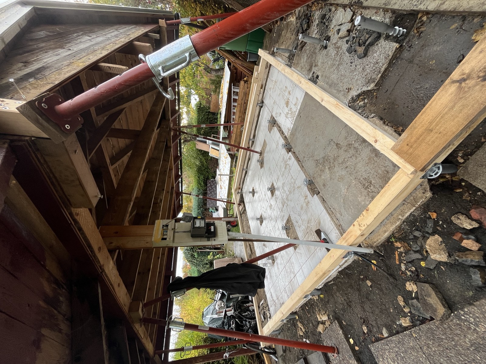 Gartenhaus-Skelett: Holzständerwerk und Dachkonstruktion in Aufstellung, Holzbau