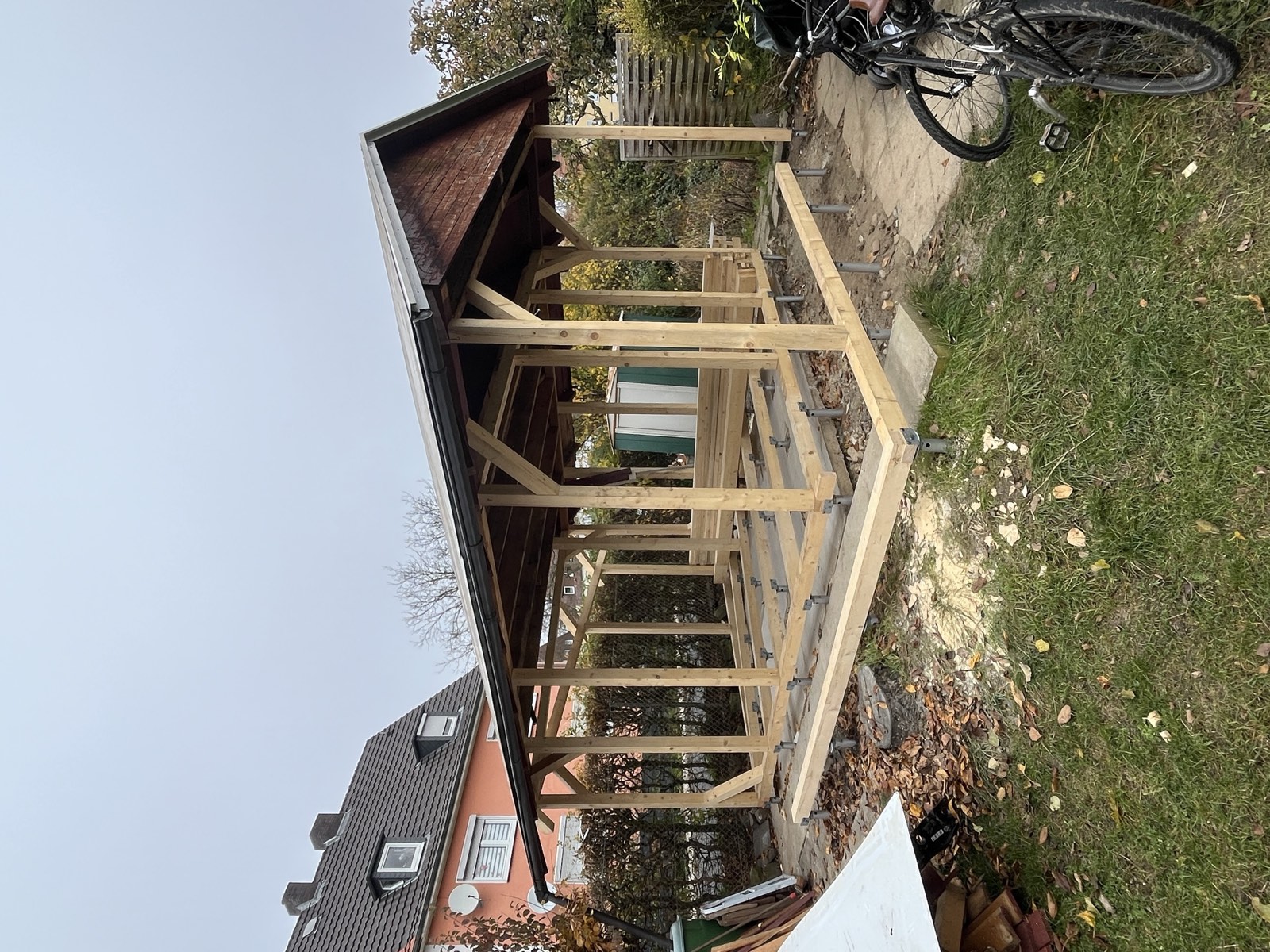 Gartenhaus-Außenwand: Holzfassade und Holzständer, Außendämmung mit Schilf