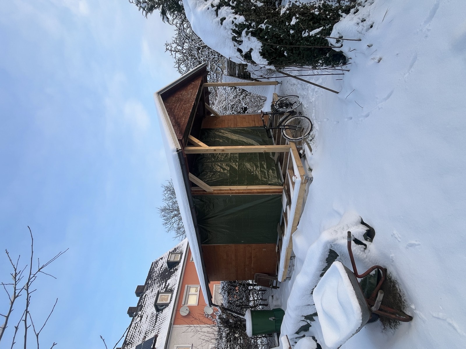 Gartenhaus-Innenraum: fertig verputzte Schilfrohrwände, Dachfenster mit Winterlicht