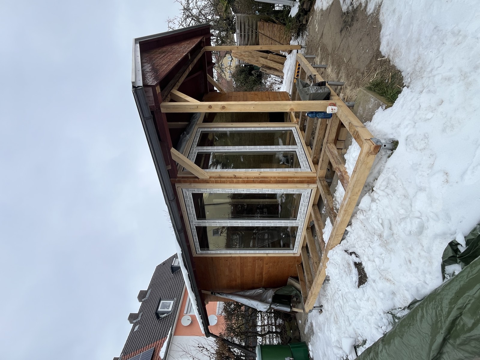 Gartenhaus-Innenraum: Dachfenster, Schilfrohr und Lehmputzwände im Winter