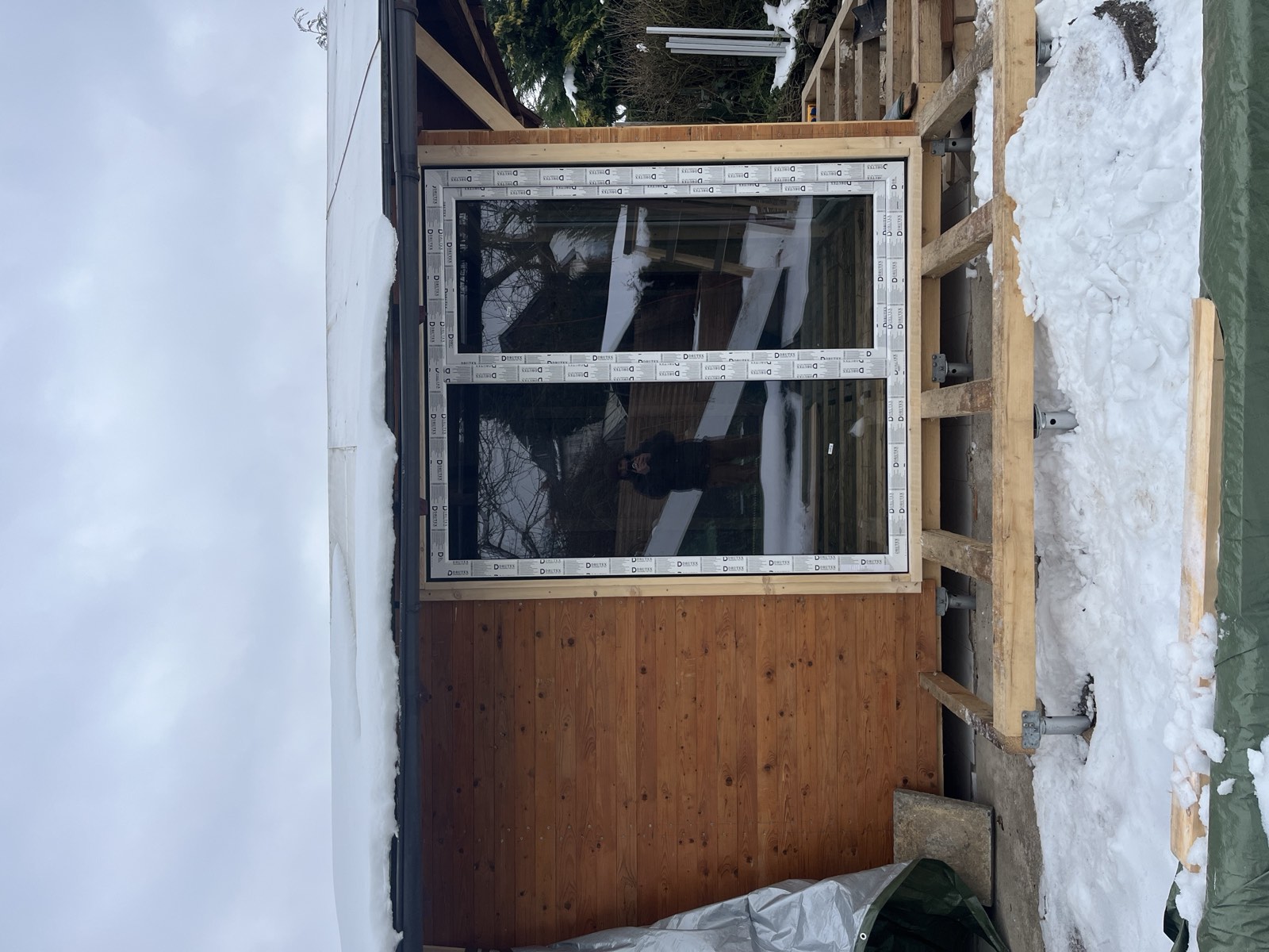 Gartenhaus-Innenraum nahezu fertig: Lehmputz auf Wänden, Holzdielenboden verlegt