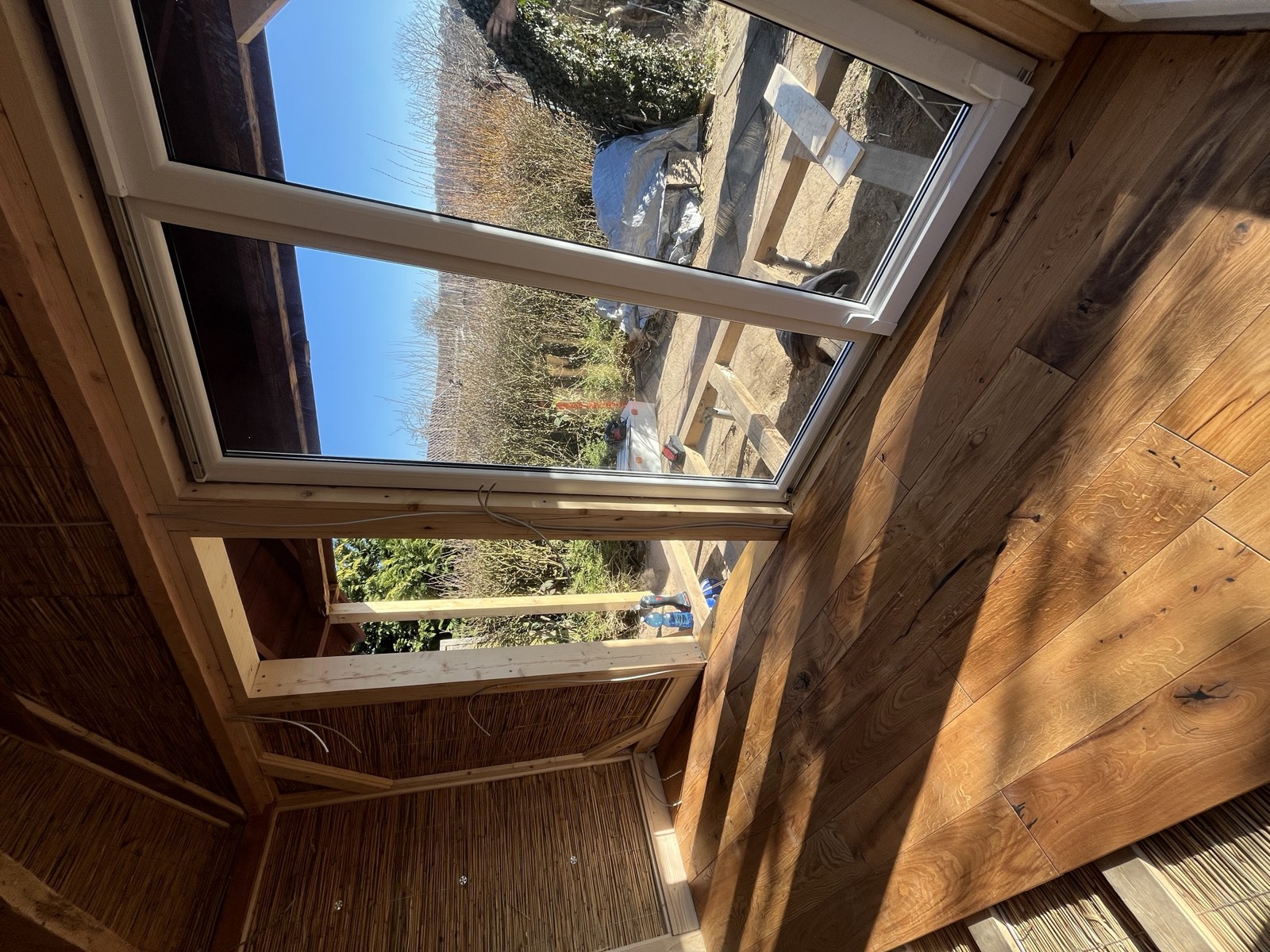 Gartenhaus-Innenraum fertig: Lehmputzwände, Holz-Fensterlaibung mit Klarglas-Oberlicht