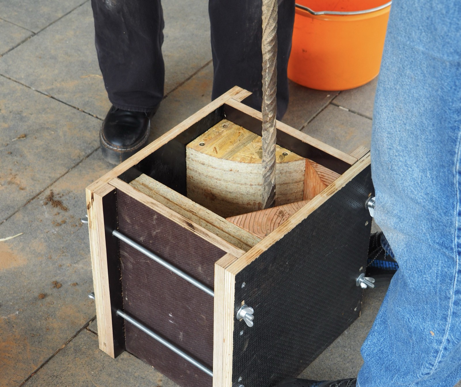 Stampflehm-Workshop: kleine Stampfbox aus Holz mit Leinenhandgriff, Werkzeug