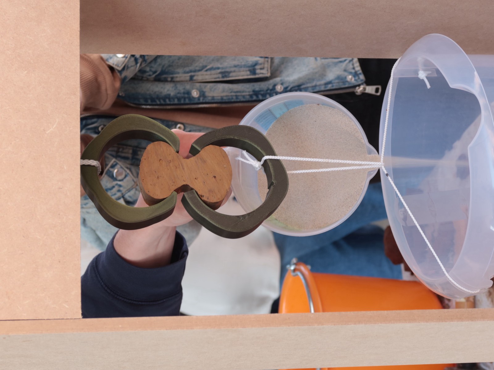 Lehm-Workshop: Lehmprobenform auf Holzgestell mit Schnurabspannung, Sanddose