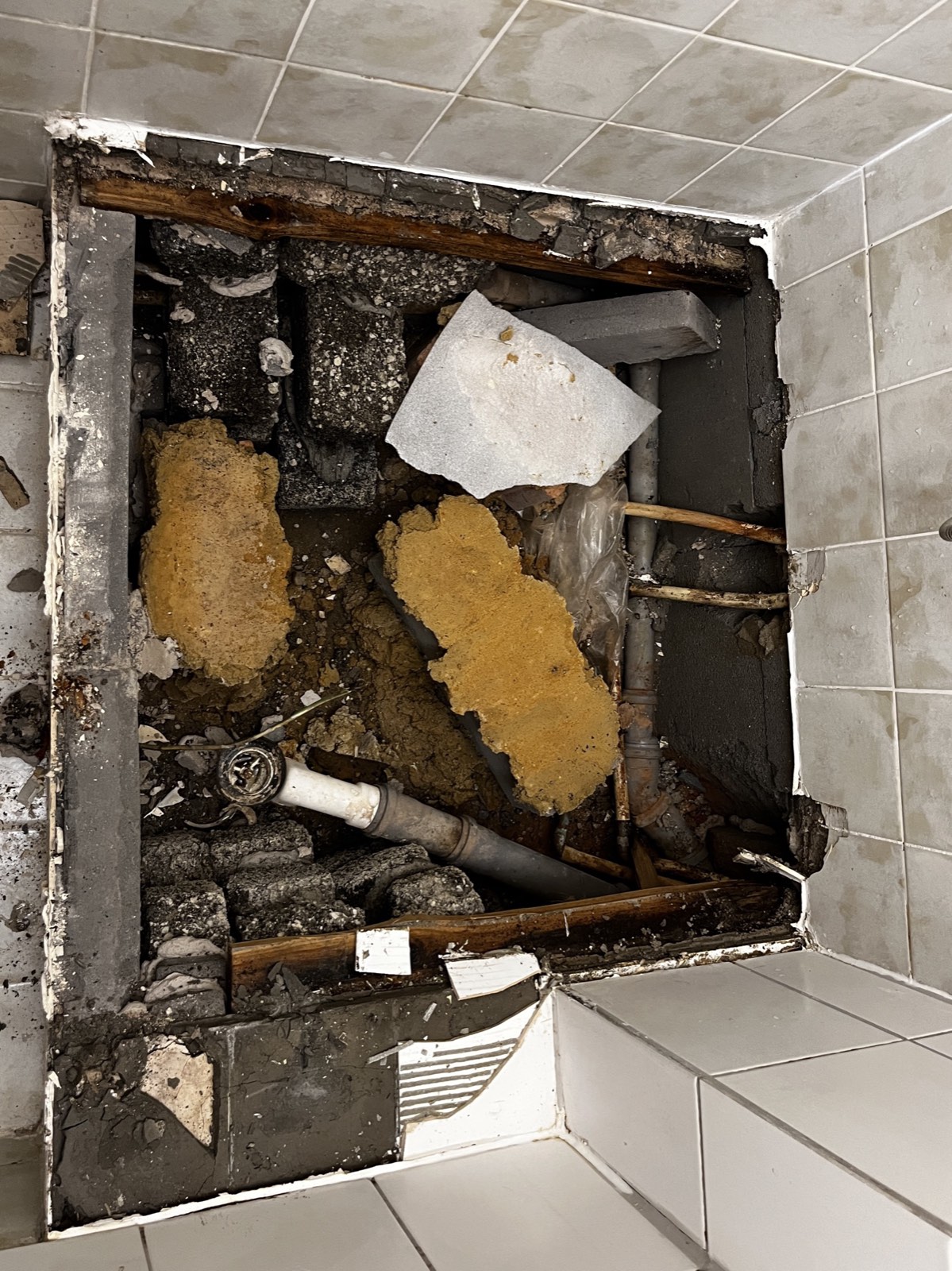 Kalkputzraum im Sanierungsstadium: helle Flächen an Wand und Decke, Zwischenphase