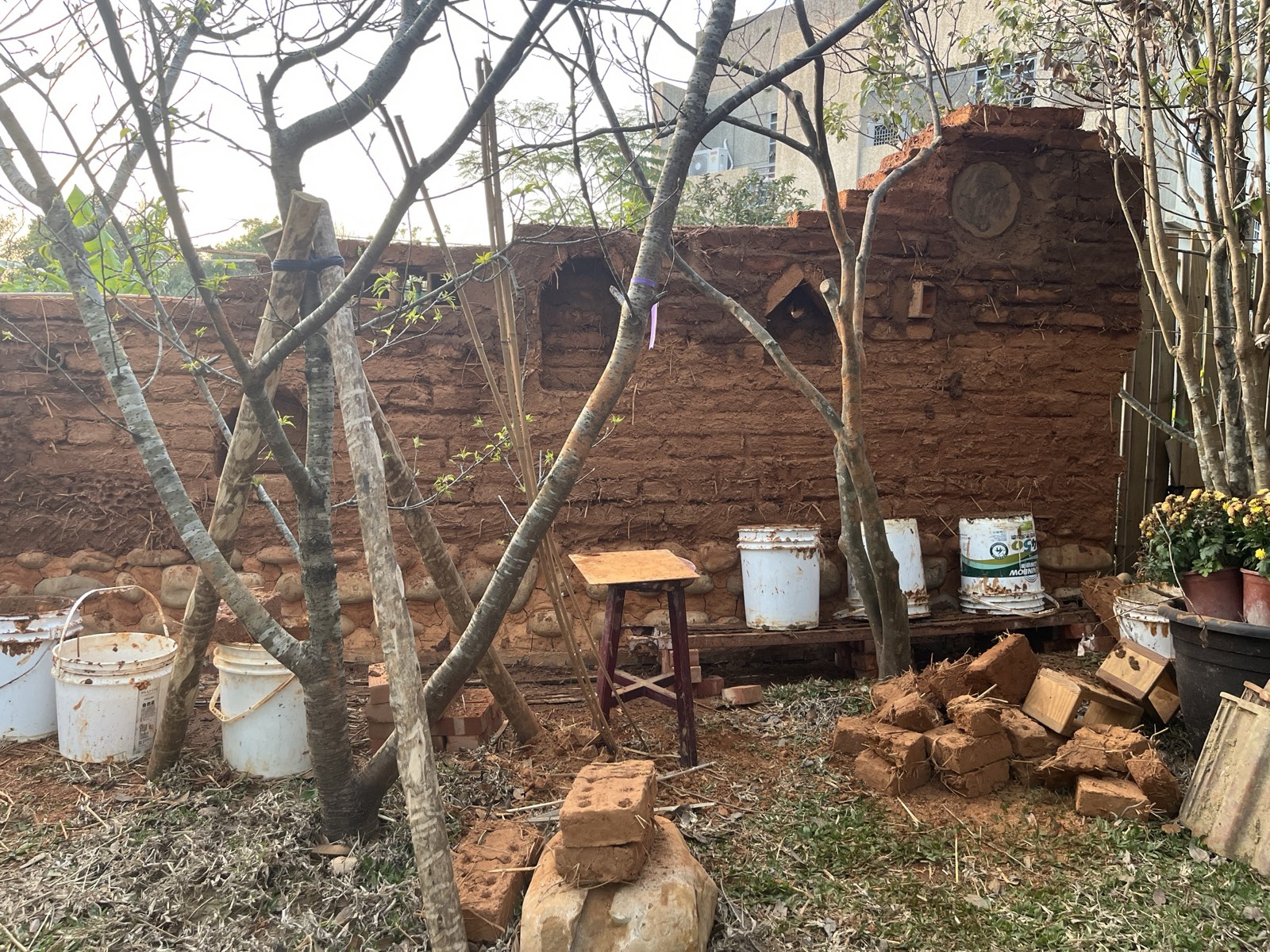 Historische Lehmziegelmauer Taiwan mit Rundbogennische, Garten, Baumaterial