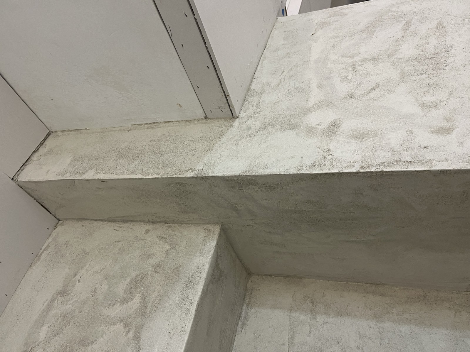 Kalkputz-Treppendetail: Stufe und Seitenwand, helle Putzfläche, Taiwan