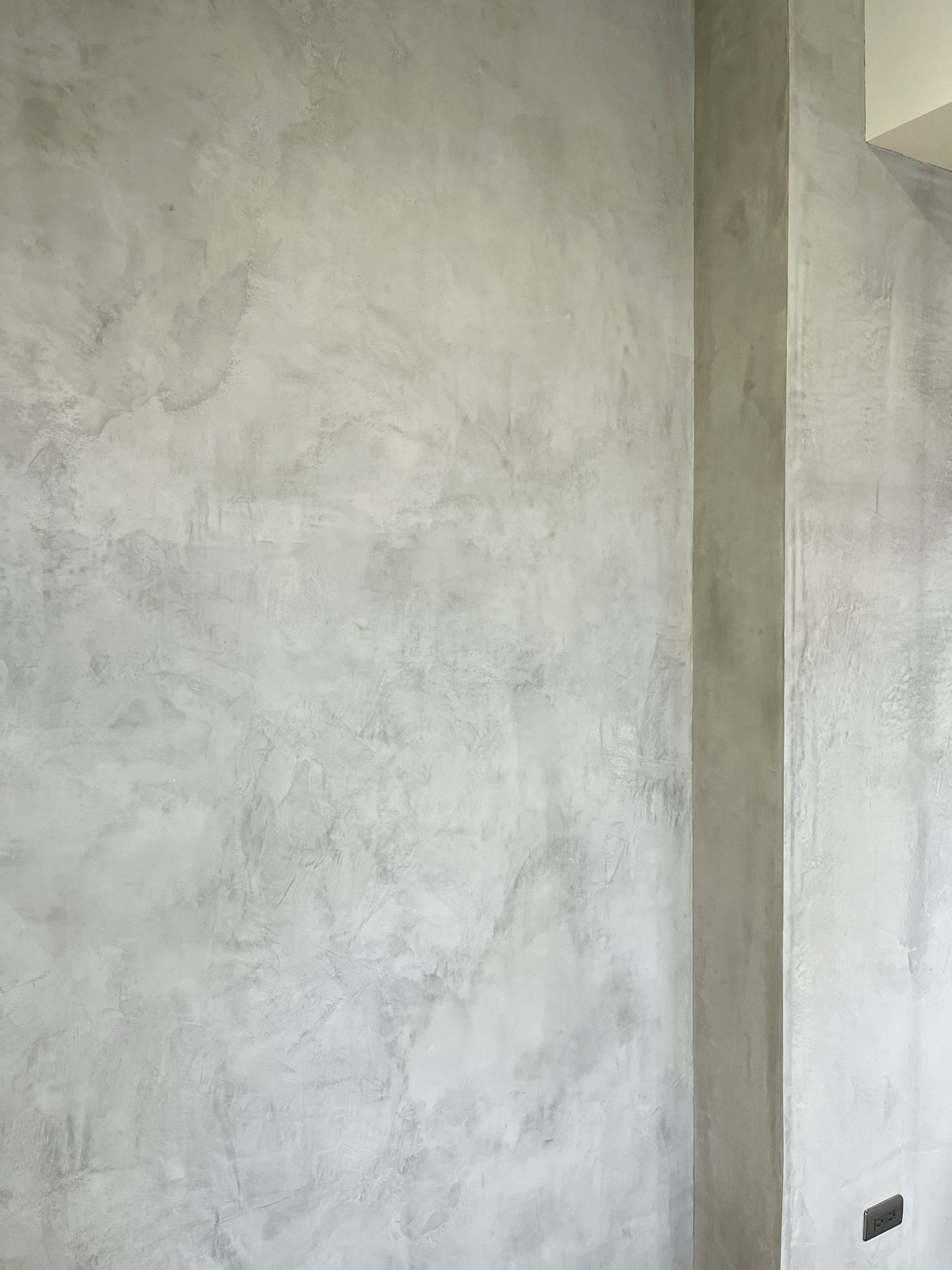 Lehmputzwand mit Kalkputz-Oberfläche in modernem Wohnraum Taiwan, Wandschalter