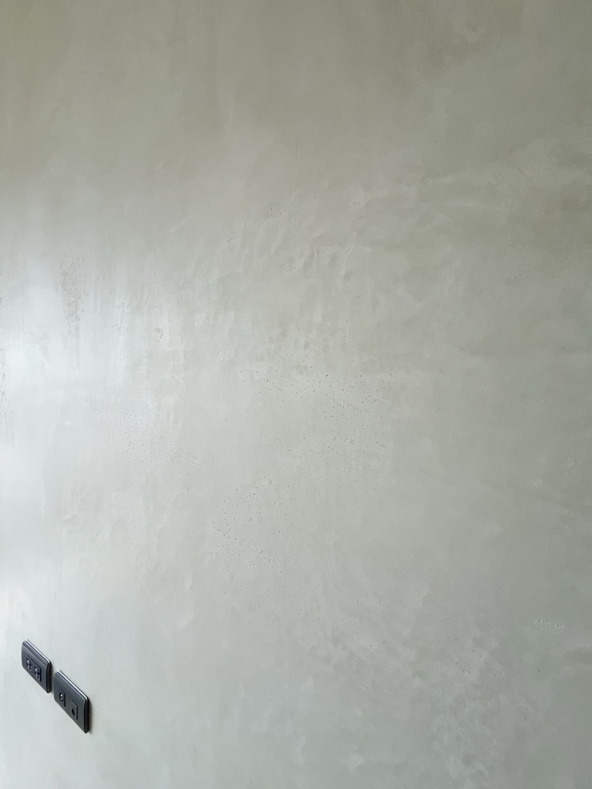 Kalkputzwand in modernem Innenraum Taiwan: helle Wandfläche, Lichtschalter