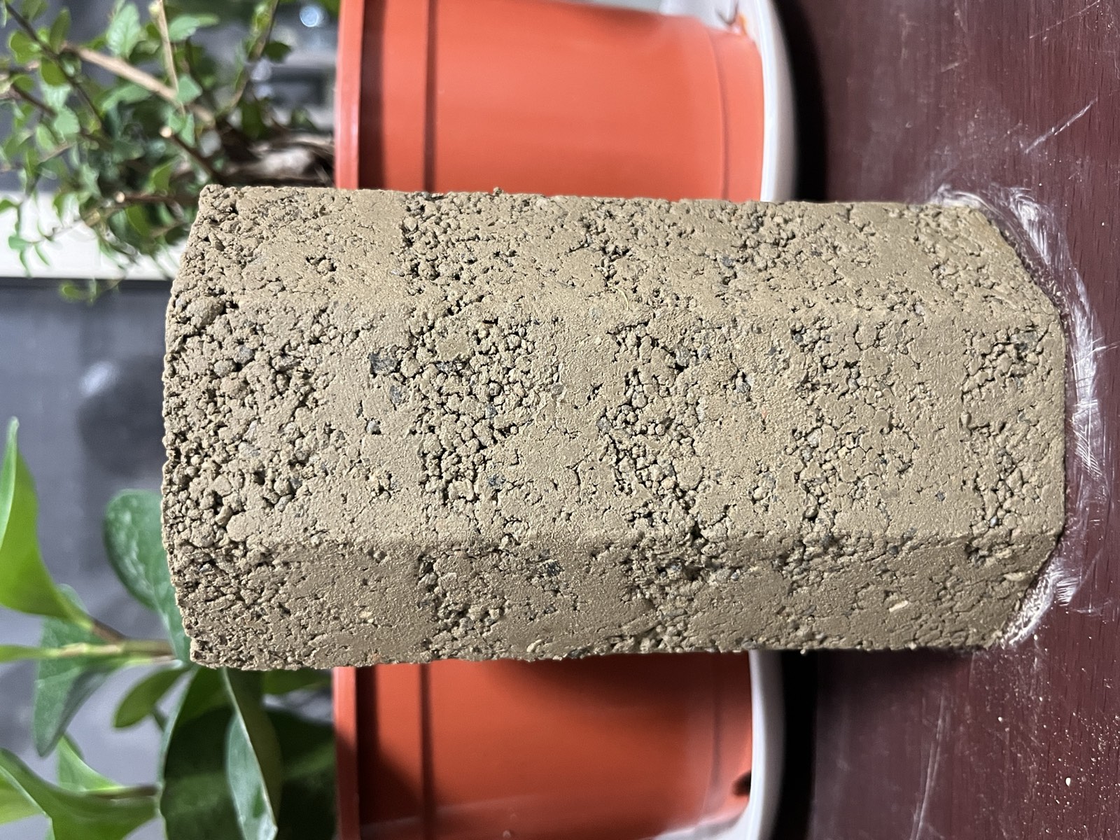 Grüner Lehm-Probenstein: feiner grauer Ton mit Körnung, Materialprobe Taiwan